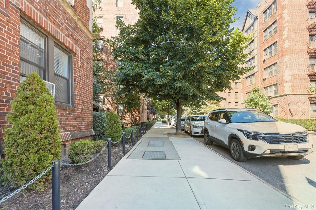 68-36 Burns Street D1, Forest Hills, NY 11375 — photo 2