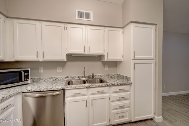 555 N MAY Street 20, Mesa, AZ 85201