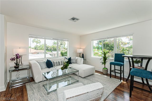 1060 Cooper DR, Naples, FL 34103