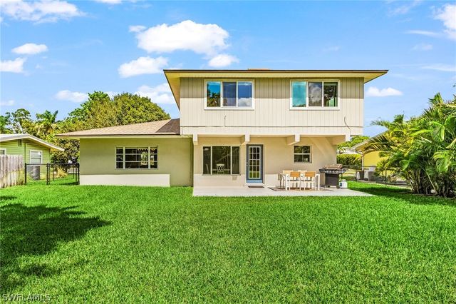 1060 Cooper DR, Naples, FL 34103