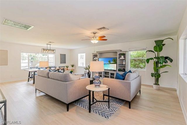 1060 Cooper DR, Naples, FL 34103