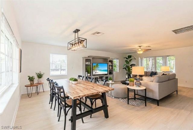 1060 Cooper DR, Naples, FL 34103