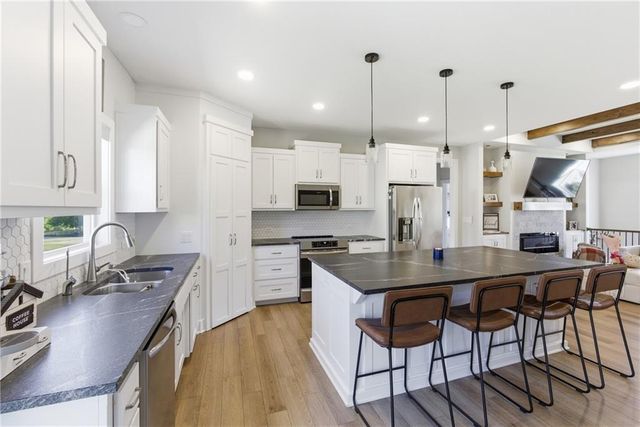 312 Prairie Rose Circle, Smithville, MO 64089