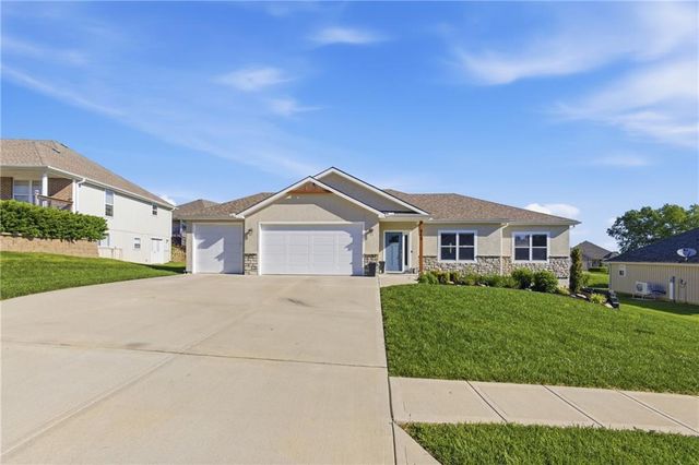 312 Prairie Rose Circle, Smithville, MO 64089