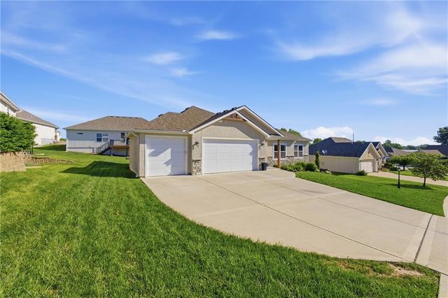 312 Prairie Rose Circle, Smithville, MO 64089