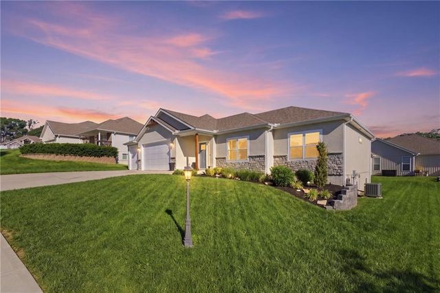 312 Prairie Rose Circle, Smithville, MO 64089