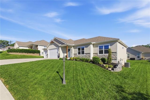 312 Prairie Rose Circle, Smithville, MO 64089