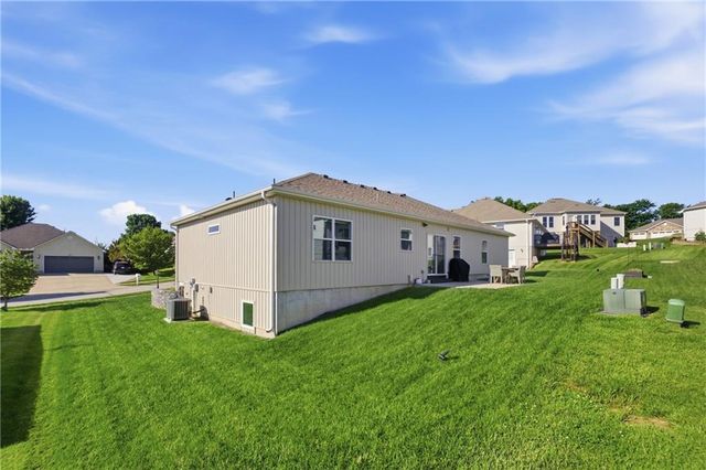 312 Prairie Rose Circle, Smithville, MO 64089