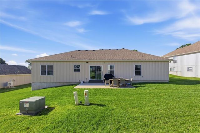 312 Prairie Rose Circle, Smithville, MO 64089