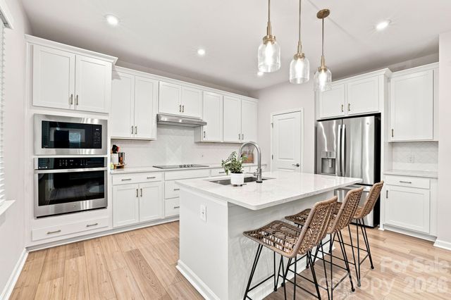 8226 Franklin Trail Street, Charlotte, NC 28227