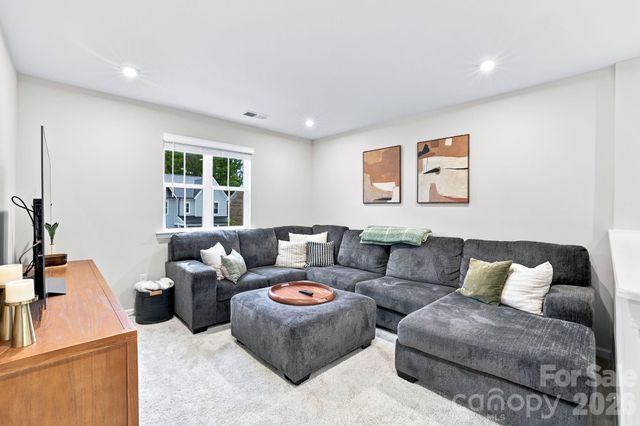 8226 Franklin Trail Street, Charlotte, NC 28227