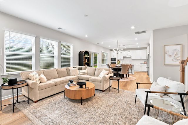 8226 Franklin Trail Street, Charlotte, NC 28227