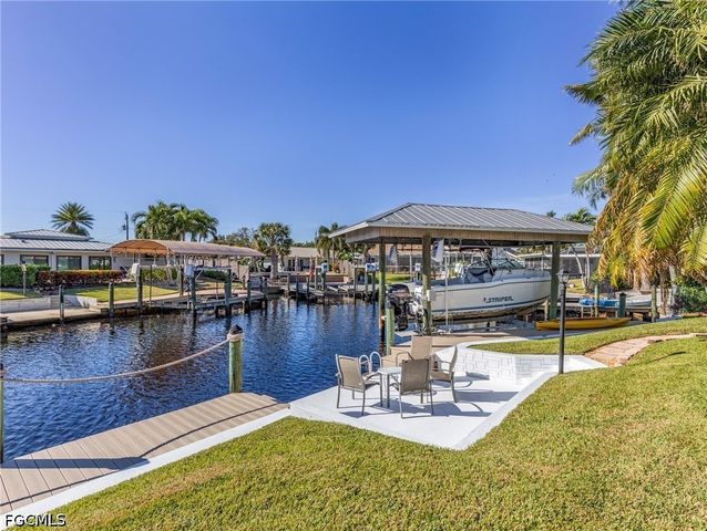 392 Snow DR, Fort Myers, FL 33919