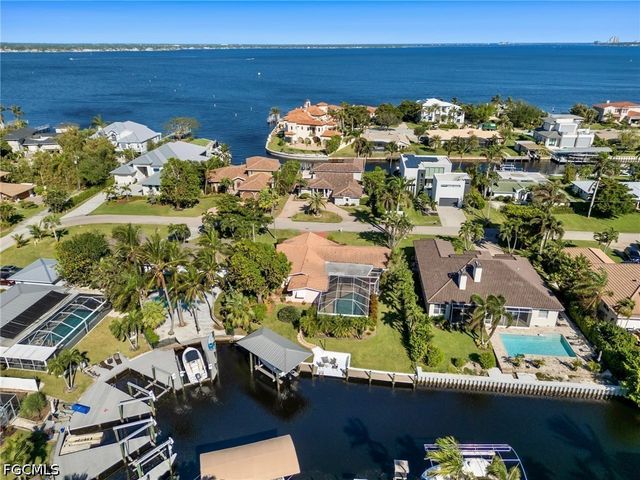 392 Snow DR, Fort Myers, FL 33919