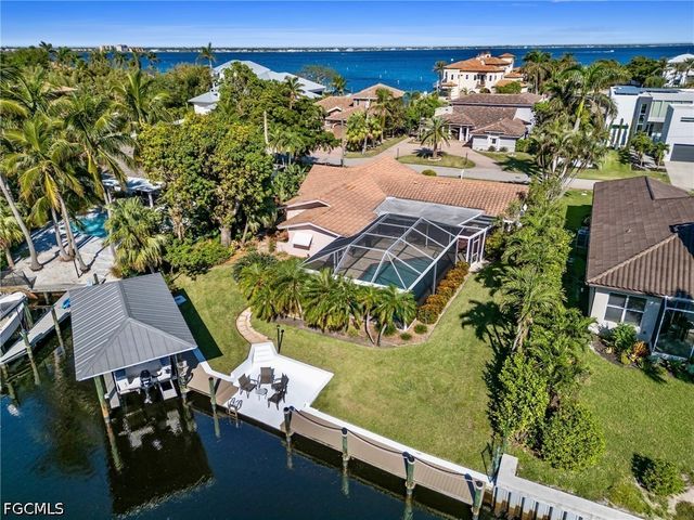 392 Snow DR, Fort Myers, FL 33919
