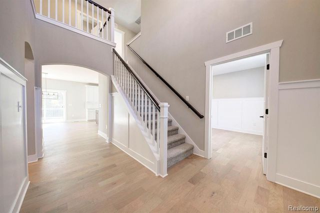 614 Round Rock Drive, Howell, MI 48843
