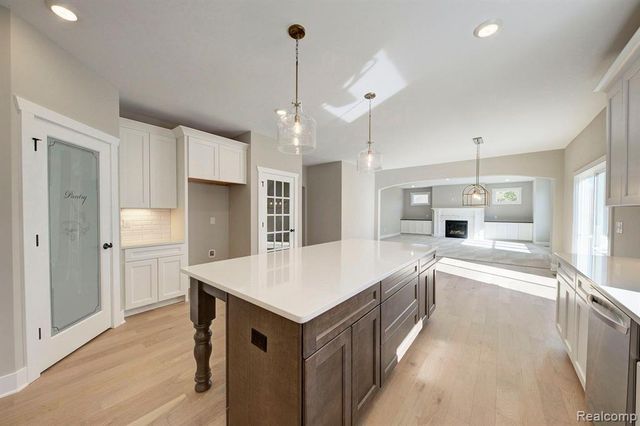 614 Round Rock Drive, Howell, MI 48843