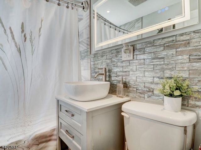 382 Douglas Rd, Roselle Boro, NJ 07203