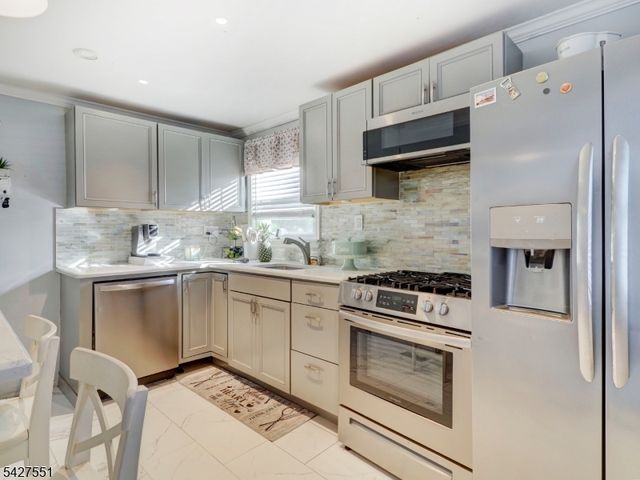 382 Douglas Rd, Roselle Boro, NJ 07203