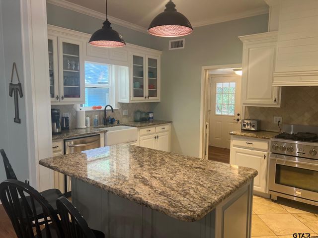 2217 Bass Hollow Circle, Jacksonville, TX 75766