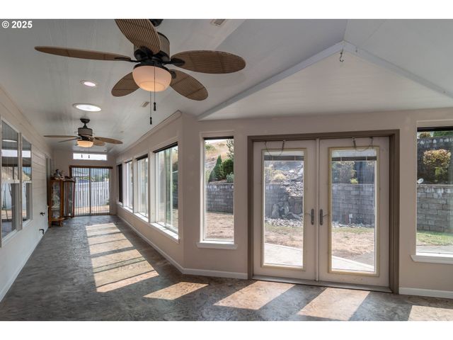 204 RAINBOW RIDGE Ave, Roseburg, OR 97471