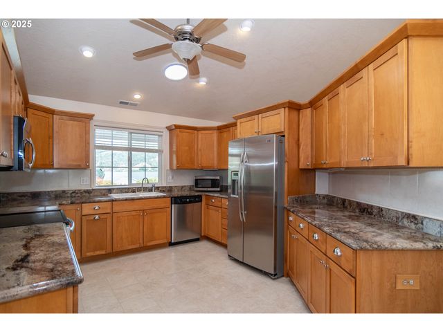 204 RAINBOW RIDGE Ave, Roseburg, OR 97471