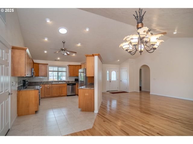 204 RAINBOW RIDGE Ave, Roseburg, OR 97471