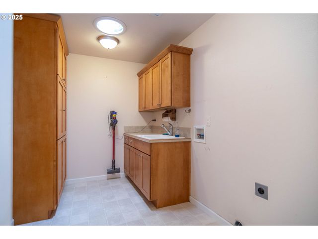 204 RAINBOW RIDGE Ave, Roseburg, OR 97471