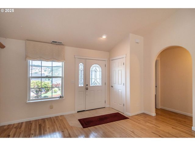 204 RAINBOW RIDGE Ave, Roseburg, OR 97471