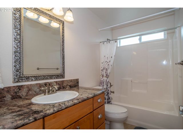 204 RAINBOW RIDGE Ave, Roseburg, OR 97471