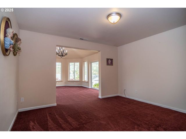 204 RAINBOW RIDGE Ave, Roseburg, OR 97471