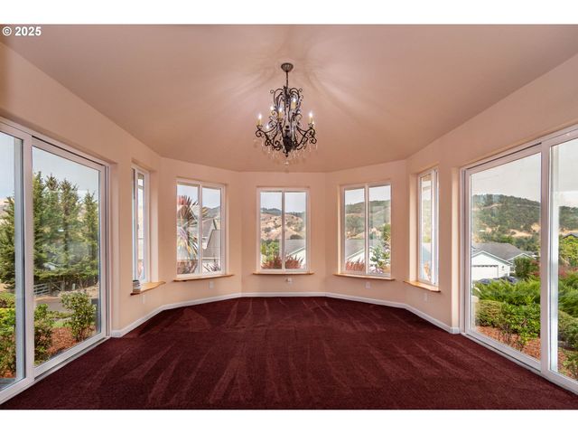 204 RAINBOW RIDGE Ave, Roseburg, OR 97471