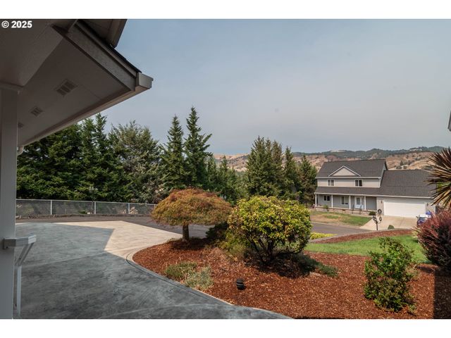 204 RAINBOW RIDGE Ave, Roseburg, OR 97471