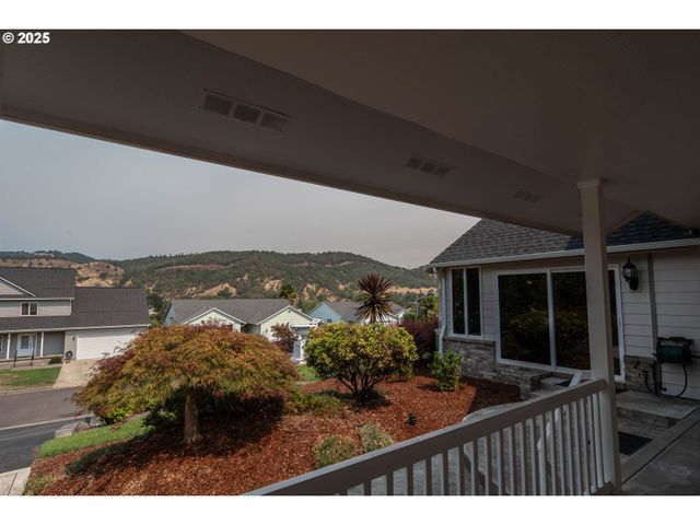 204 RAINBOW RIDGE Ave, Roseburg, OR 97471