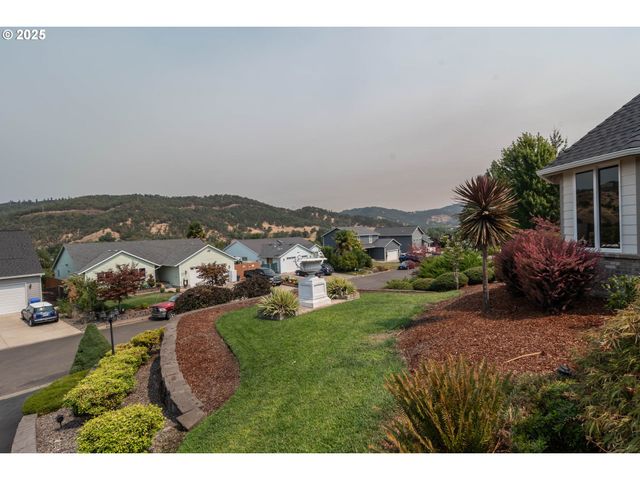 204 RAINBOW RIDGE Ave, Roseburg, OR 97471