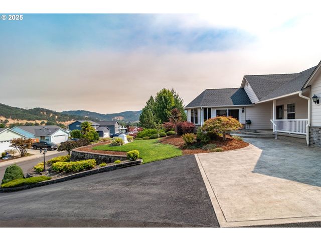 204 RAINBOW RIDGE Ave, Roseburg, OR 97471