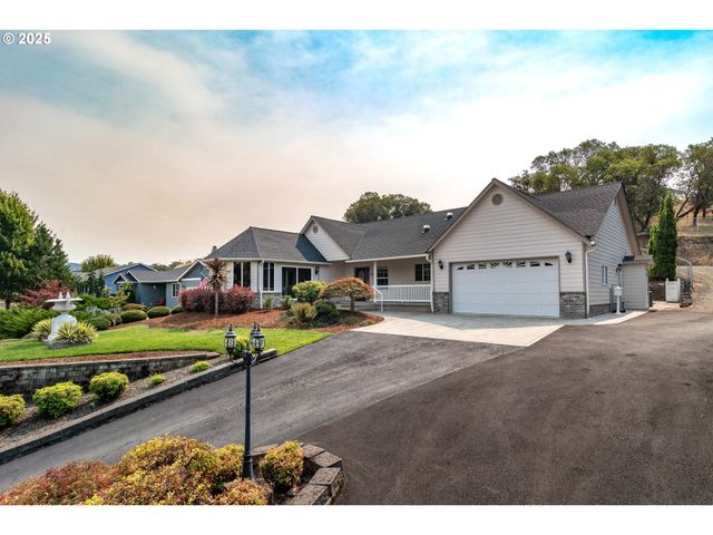 204 RAINBOW RIDGE Ave, Roseburg, OR 97471