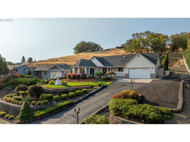 204 RAINBOW RIDGE Ave, Roseburg, OR 97471