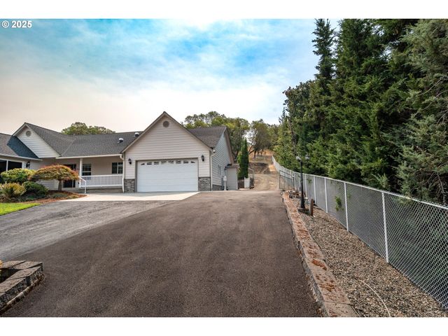 204 RAINBOW RIDGE Ave, Roseburg, OR 97471