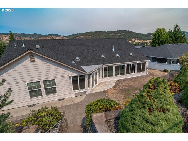 204 RAINBOW RIDGE Ave, Roseburg, OR 97471