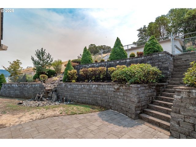 204 RAINBOW RIDGE Ave, Roseburg, OR 97471