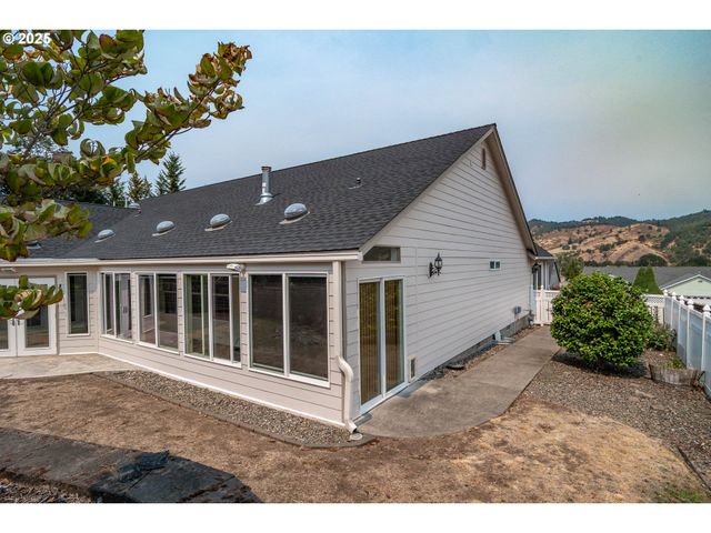 204 RAINBOW RIDGE Ave, Roseburg, OR 97471