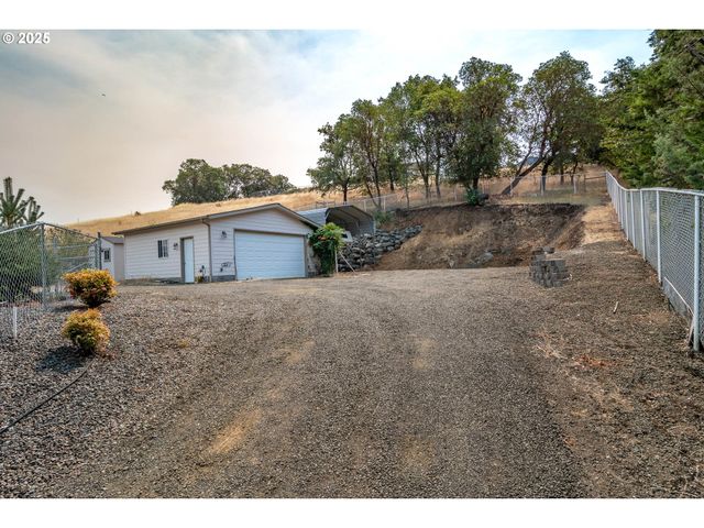 204 RAINBOW RIDGE Ave, Roseburg, OR 97471