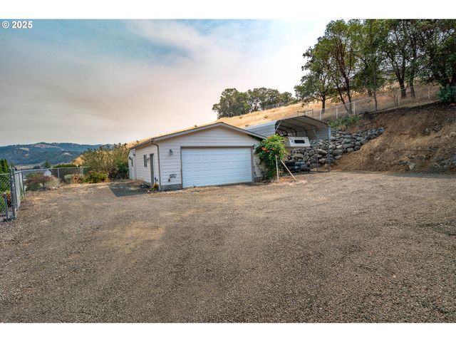 204 RAINBOW RIDGE Ave, Roseburg, OR 97471