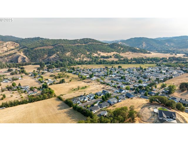 204 RAINBOW RIDGE Ave, Roseburg, OR 97471