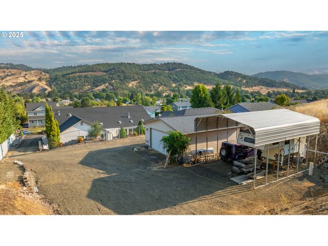 204 RAINBOW RIDGE Ave, Roseburg, OR 97471