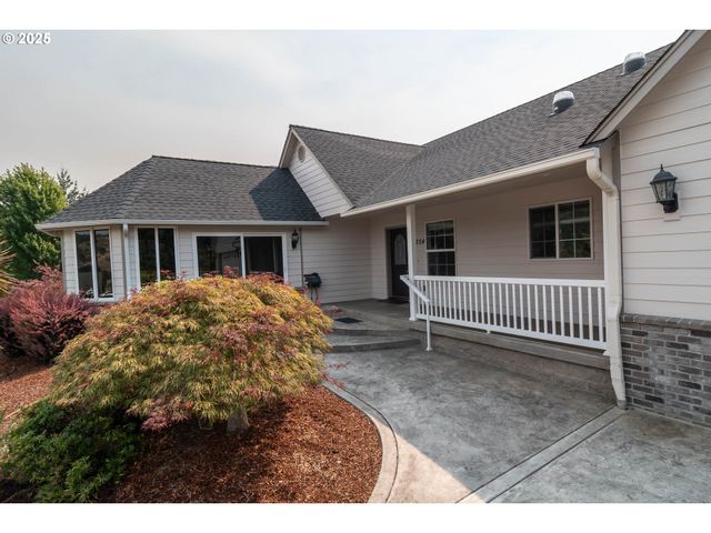 204 RAINBOW RIDGE Ave, Roseburg, OR 97471