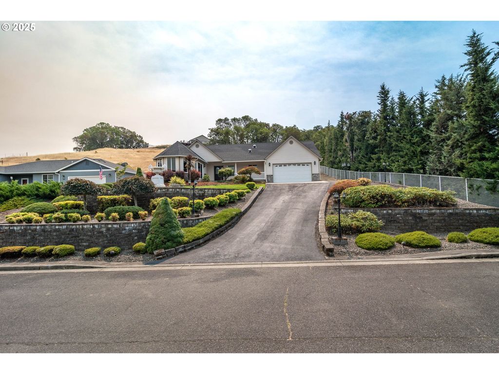 204 RAINBOW RIDGE Ave, Roseburg, OR 97471