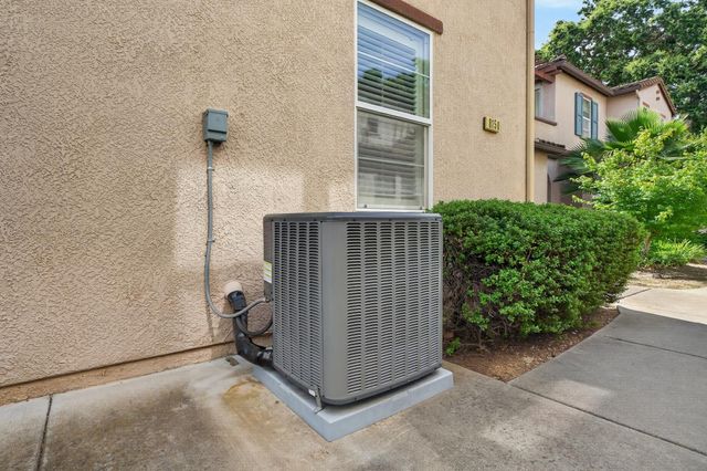 8150 Crystal Walk Cir, Elk Grove, CA 95758