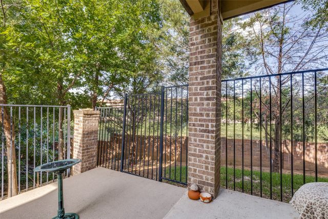 1017 Brook Hollow Drive, Euless, TX 76039